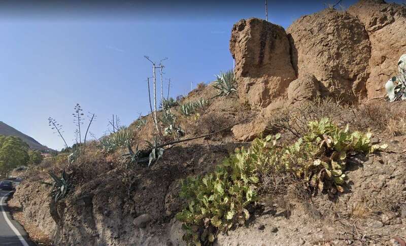 Roca que amenaza con caerse sobre la GC-1, a la altura de la urbanización Balcón de Telde/TA.